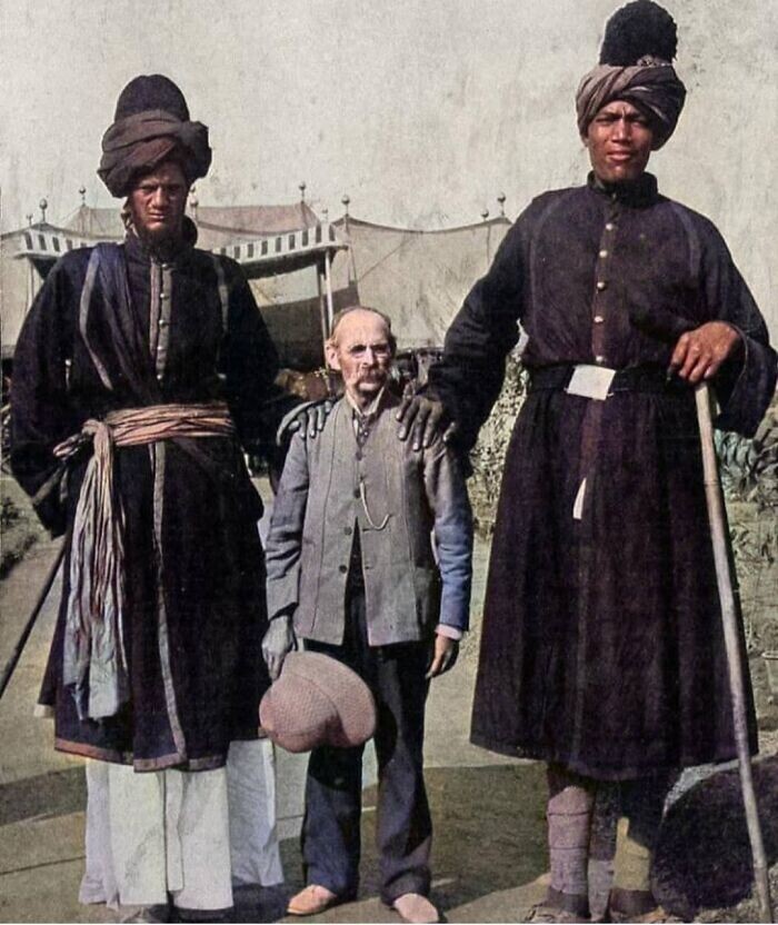 11. Два охранника из Дели Дурбар с Джеймсом Рикалтоном, американским фотографом, посетившим Индию в 1903 году
