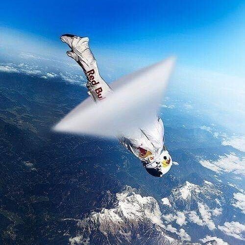 22. Австриец Феликс Баумгартнер стал первым парашютистом, преодолевшим скорость звука, достигнув максимальной скорости 1342 км/ч. 2012 год