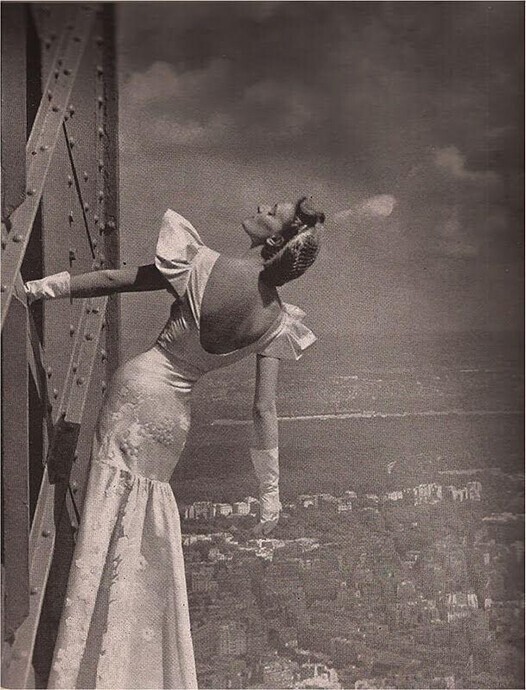 Модель позирует на вершине Эйфелевой башни, 1939 год