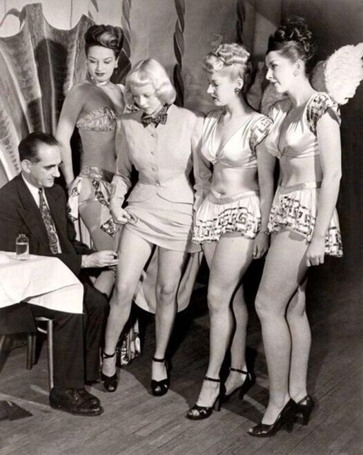 Сотрудник Департамента здравоохранения проводит вакцинацию против оспы танцовщиц ночного клуба "Алмазная подкова Билли Роуз". Нью–Йорк, США, 1947 год