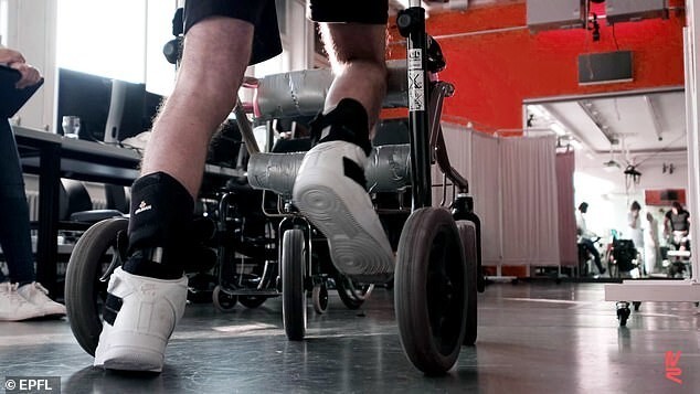 Трое пациентов с параличом снова могут ходить благодаря имплантату спинного мозга