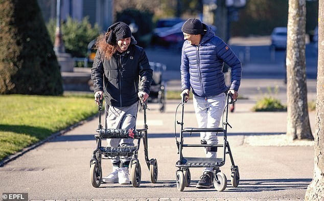 Трое пациентов с параличом снова могут ходить благодаря имплантату спинного мозга