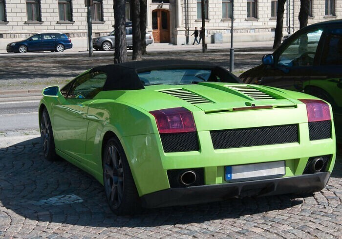 10. Компания Lamborghini начала выпускать суперкары, потому что Энцо Феррари повел себя как заносчивый придурок по отношению к Ферруччо Ламборгини