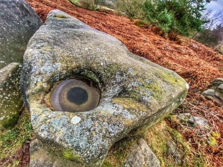 Камень выглядит как глаз