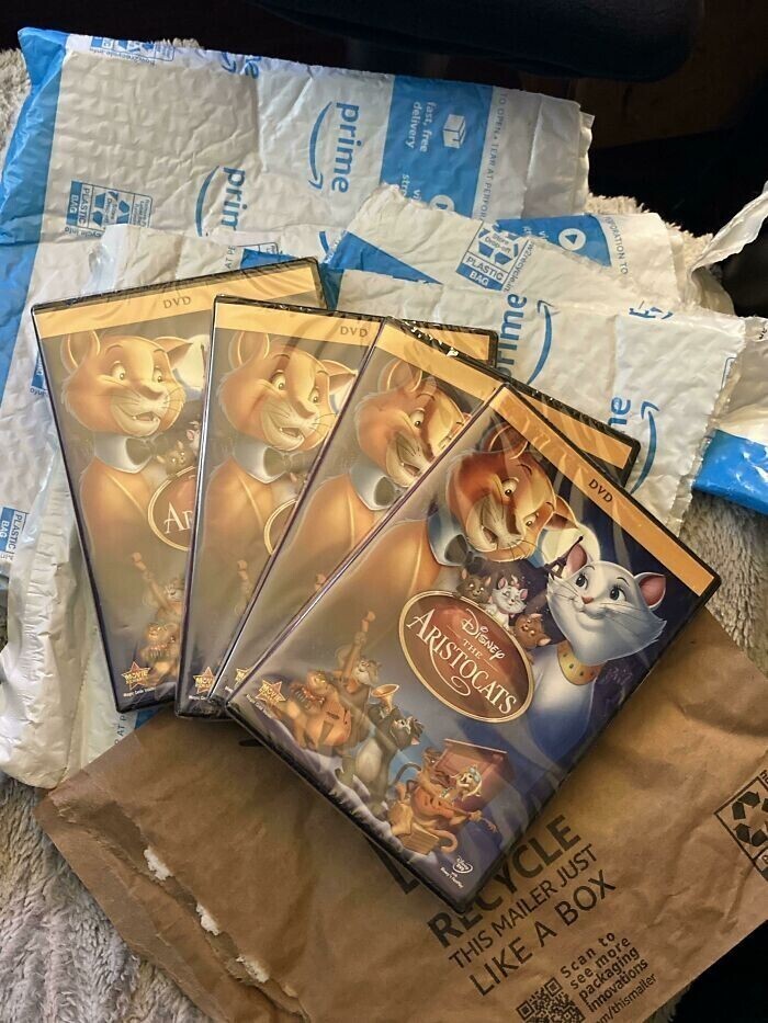 "Amazon прислал мне 4 копии мультфильма "Коты-аристократы". Я не заказывала ни одной"