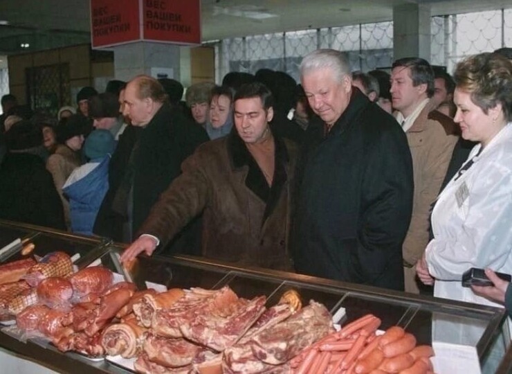 2. Борису Ельцину гордо демонстрируют положение дел в челябинском магазине. 1993 год