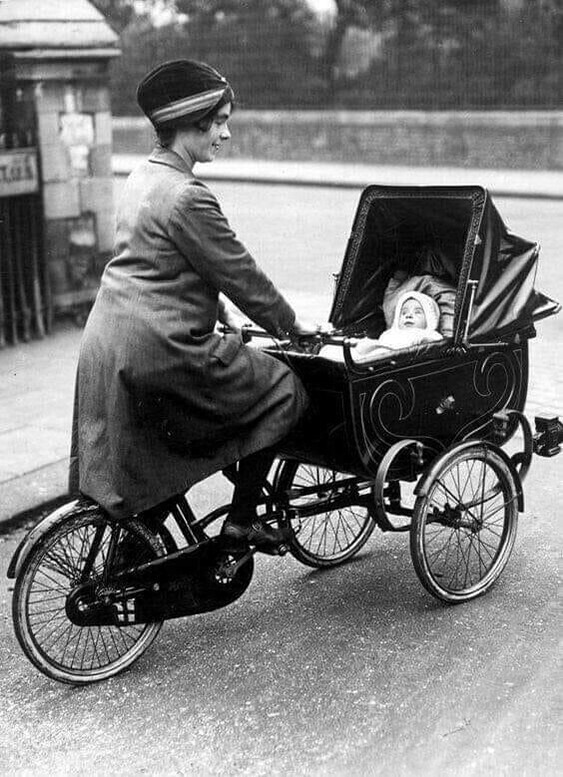 Велоколяска, 1926. В 20-х годах прошлого века позволить себе машину мог далеко не каждый, и тогда вот такой велосипед становился палочкой-выручалочкой для молодых мам