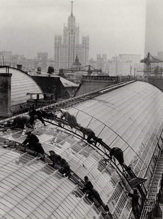 Мойка стеклянной кровли над галереей ГУМа. Москва. СССР. 1953 г