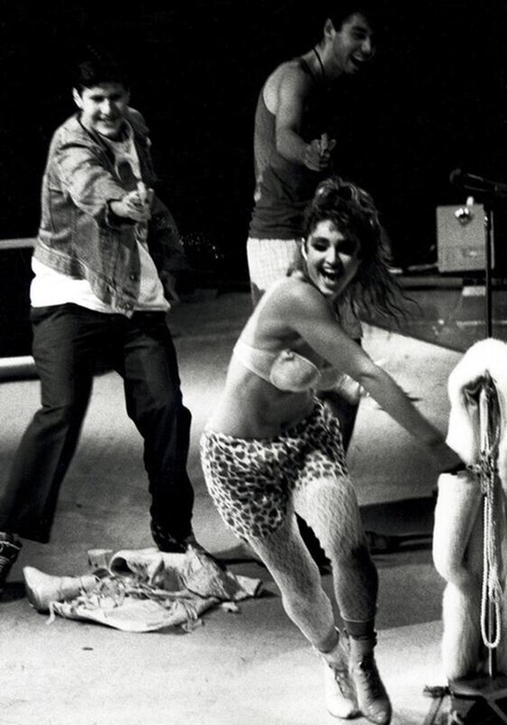 Beastie Boys гоняют водными пистолетами по сцене Мадонну