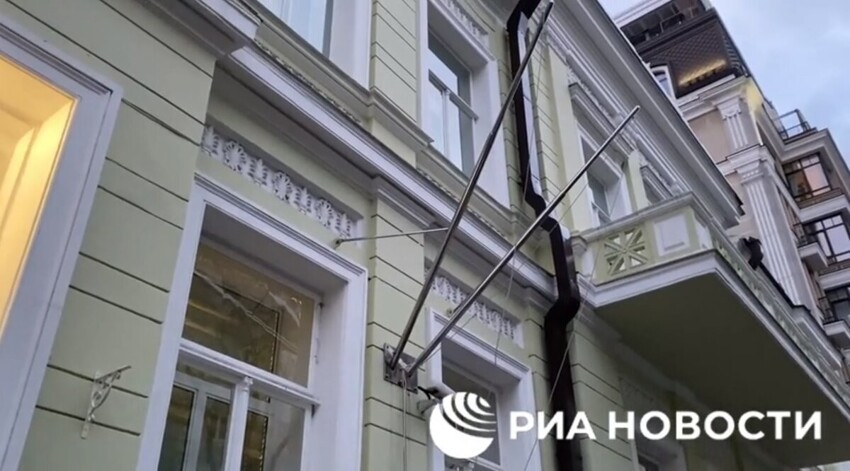 Снимают флаги, жгут документы, вывозят персонал - Запад делает ноги из Киева