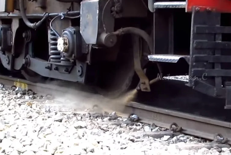 Зачем локомотивы поездов сами себе  роют ямы прямо на рельсах