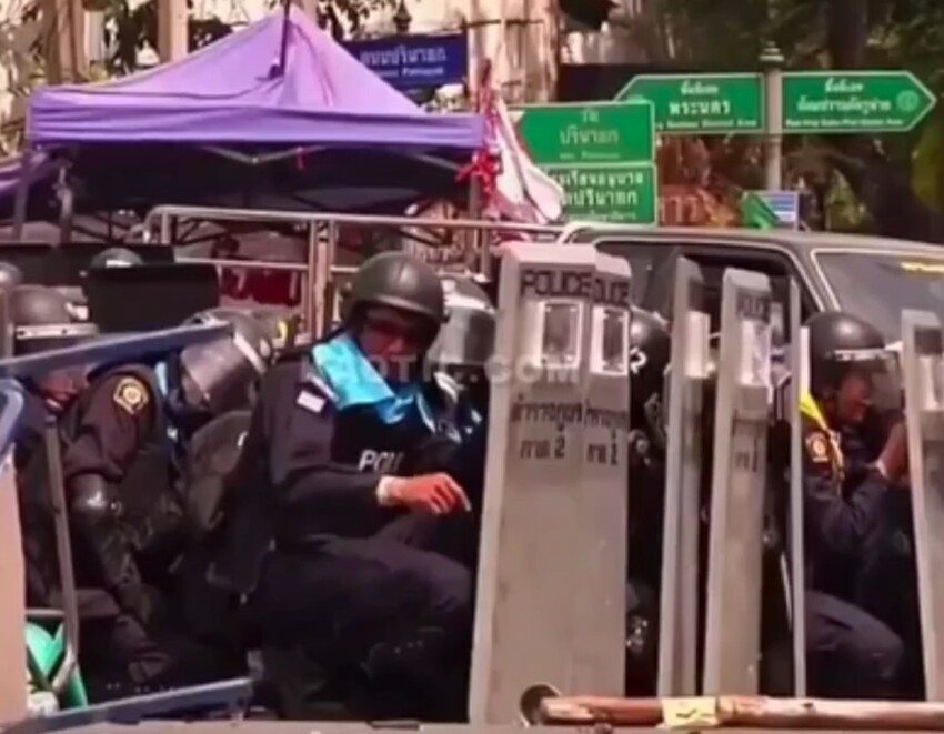 Тайланд. На митинге полицейским прилетел нежданчик