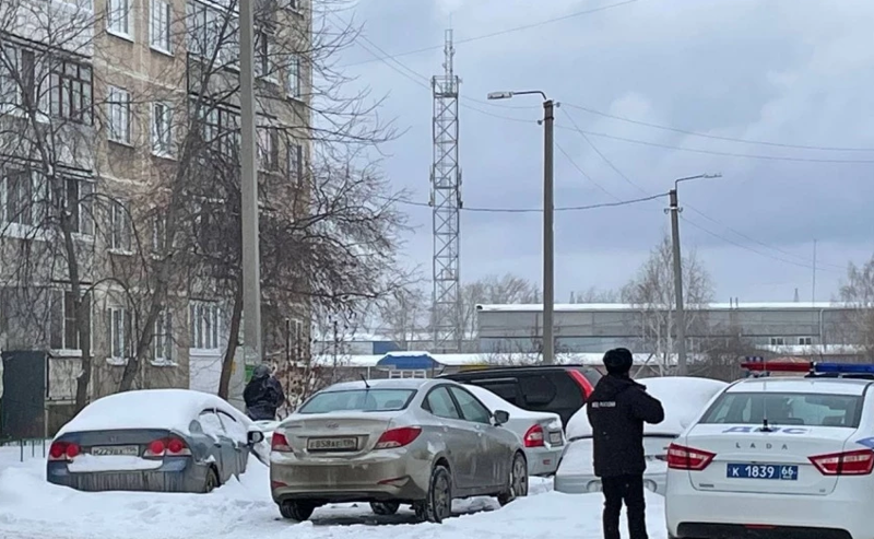 Накрыл одеялом, сверху положил цветы: житель Среднеуральска застрелил жену