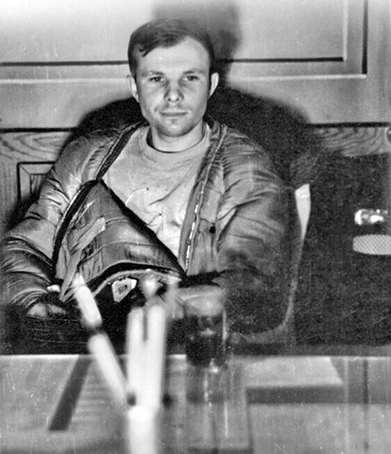 Юрий Гагарин через час после приземления, авиабаза «Энгельс», 1961 год