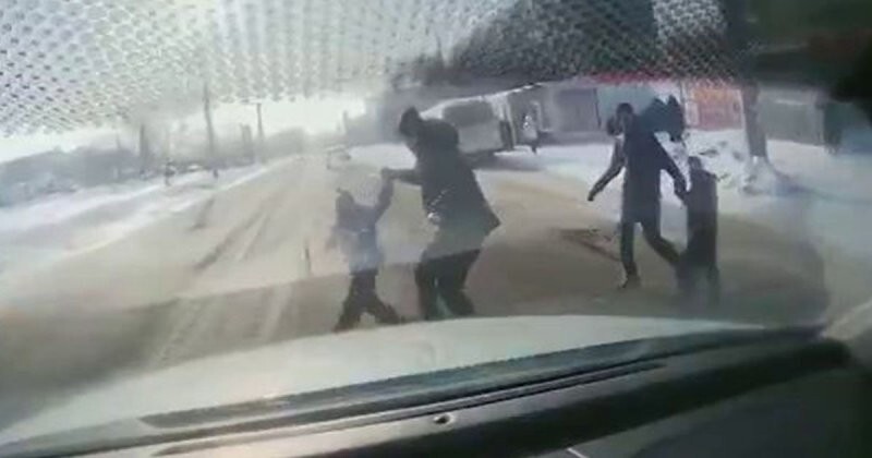 В Омске на пешеходном переходе водитель сбил женщину с ребёнком