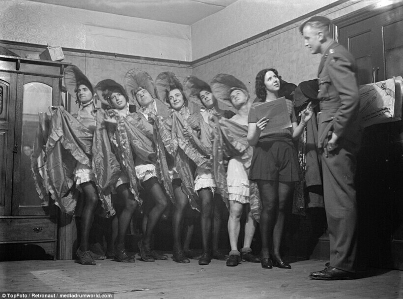7 скандальных кадров: почему британские солдаты надевали женские платья и чулки