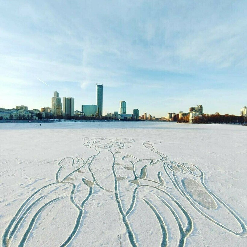 Вместо кисти - лопата: житель Екатеринбурга создает картины на снегу