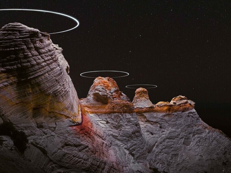 Фотография дронов, кружащих над горами, снятая на длинной выдержке, похожа на научно-фантастический пейзаж