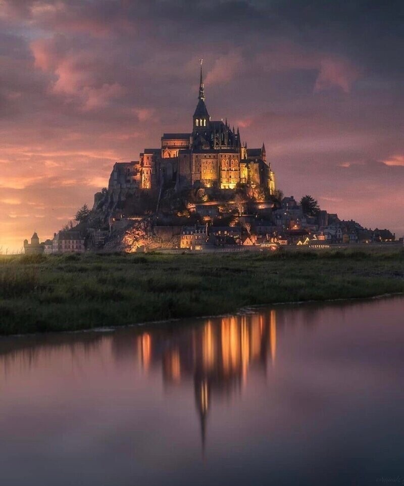 "Мон-Сен-Мишель" во Франции похож на замок Диснея
