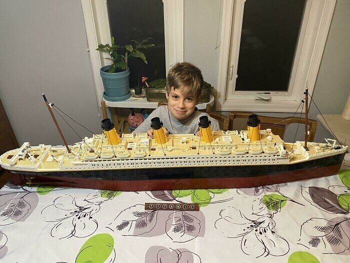 18. "Мой сын сегодня вечером закончил собирать LEGO "Титаник". Он был так горд!"