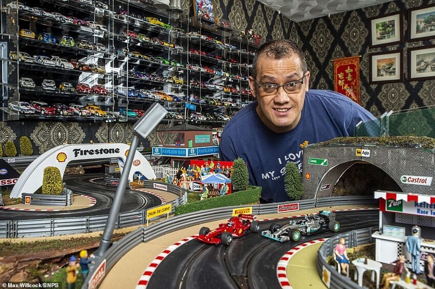 Мужчина потратил около миллиона рублей, чтобы построить дома 50-метровый игрушечный автотрек