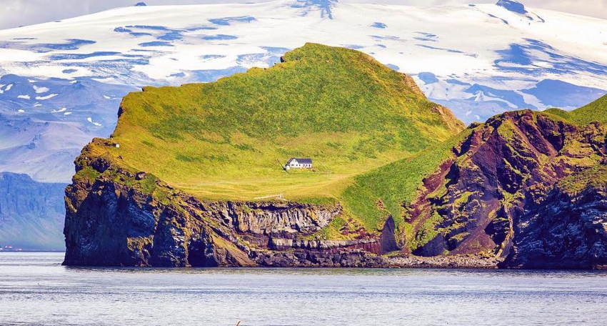 Одинокий дом на холодном острове