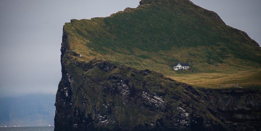 Одинокий дом на холодном острове