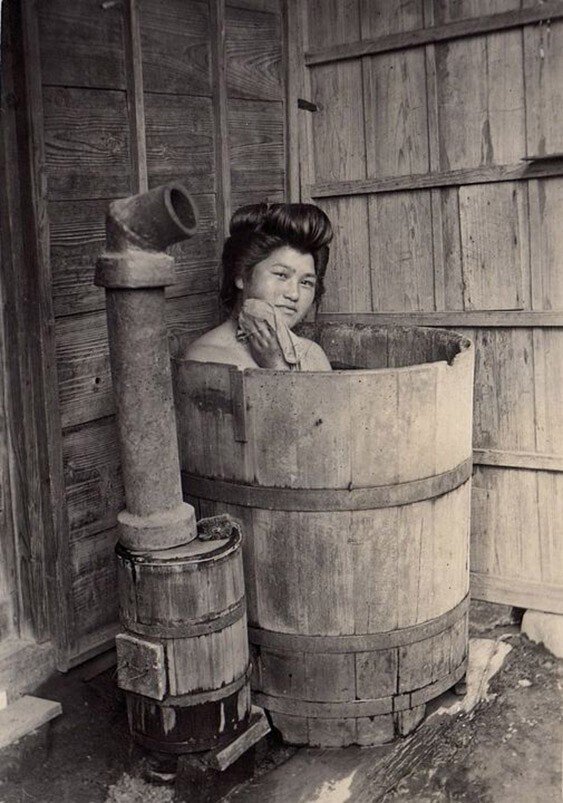 Купающаяся женщина в ванне офуро. Япония, эпоха Тайсё. 1911 год