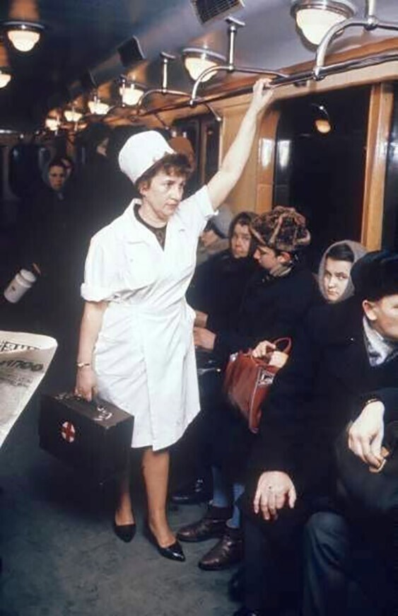 Фельдшер в московском метро, 1960 г. Какая высокая культура труда - халат, колпак, элегантные туфли!
