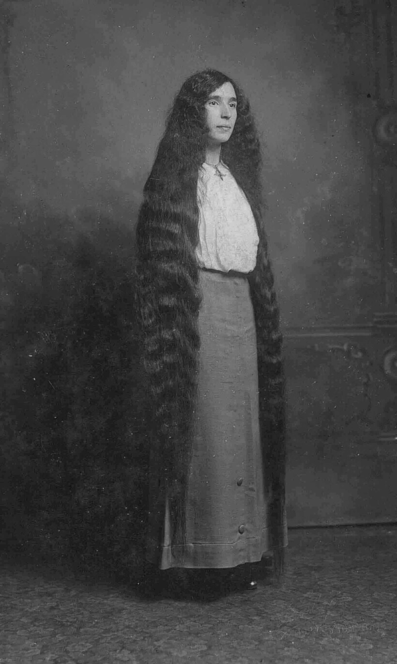 Викторианские женщины с очень длинными волосами