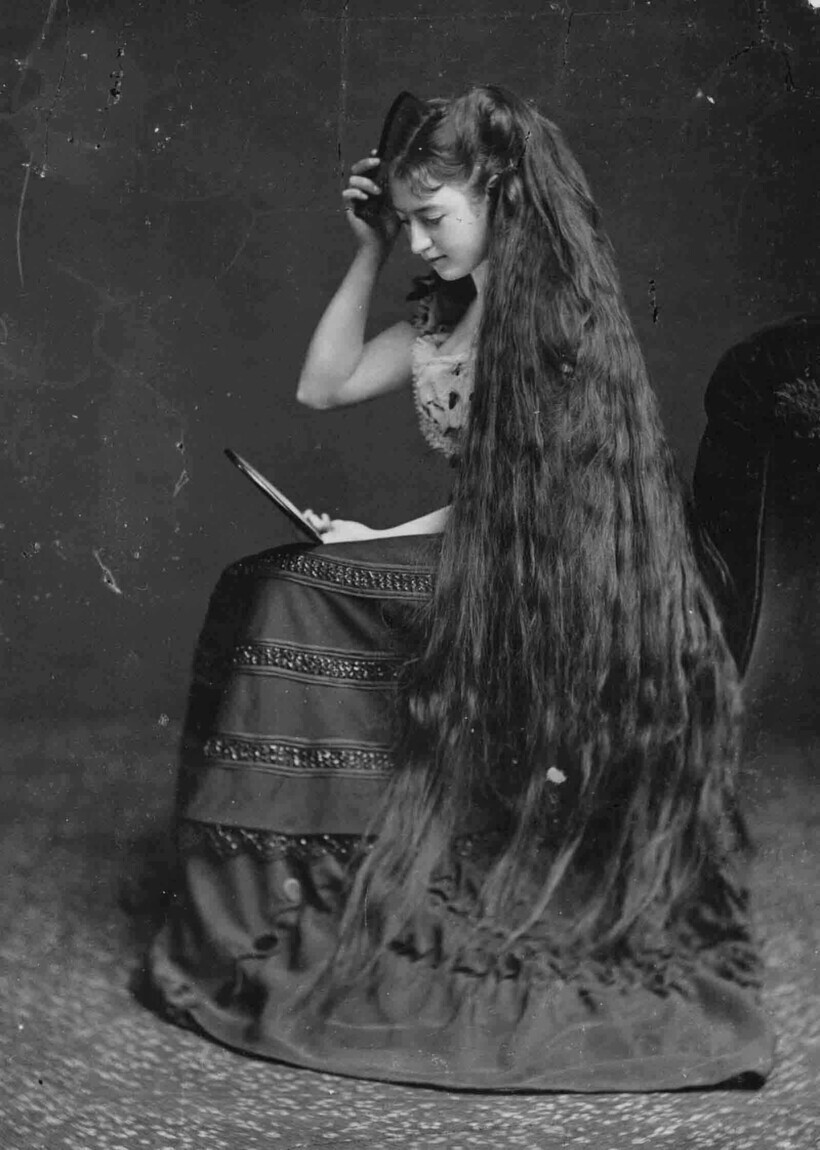 Викторианские женщины с очень длинными волосами