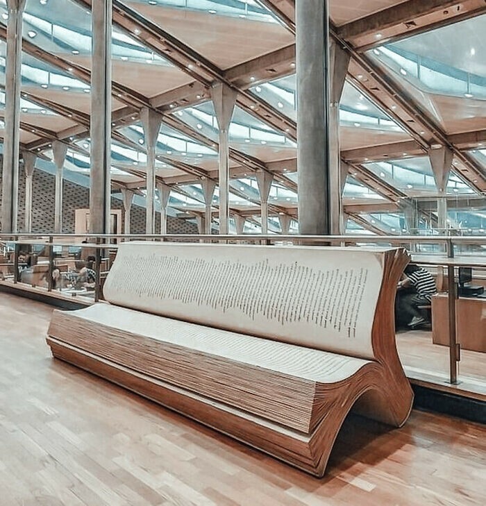 2. "Скамейка в библиотеке Александрина, Египет"