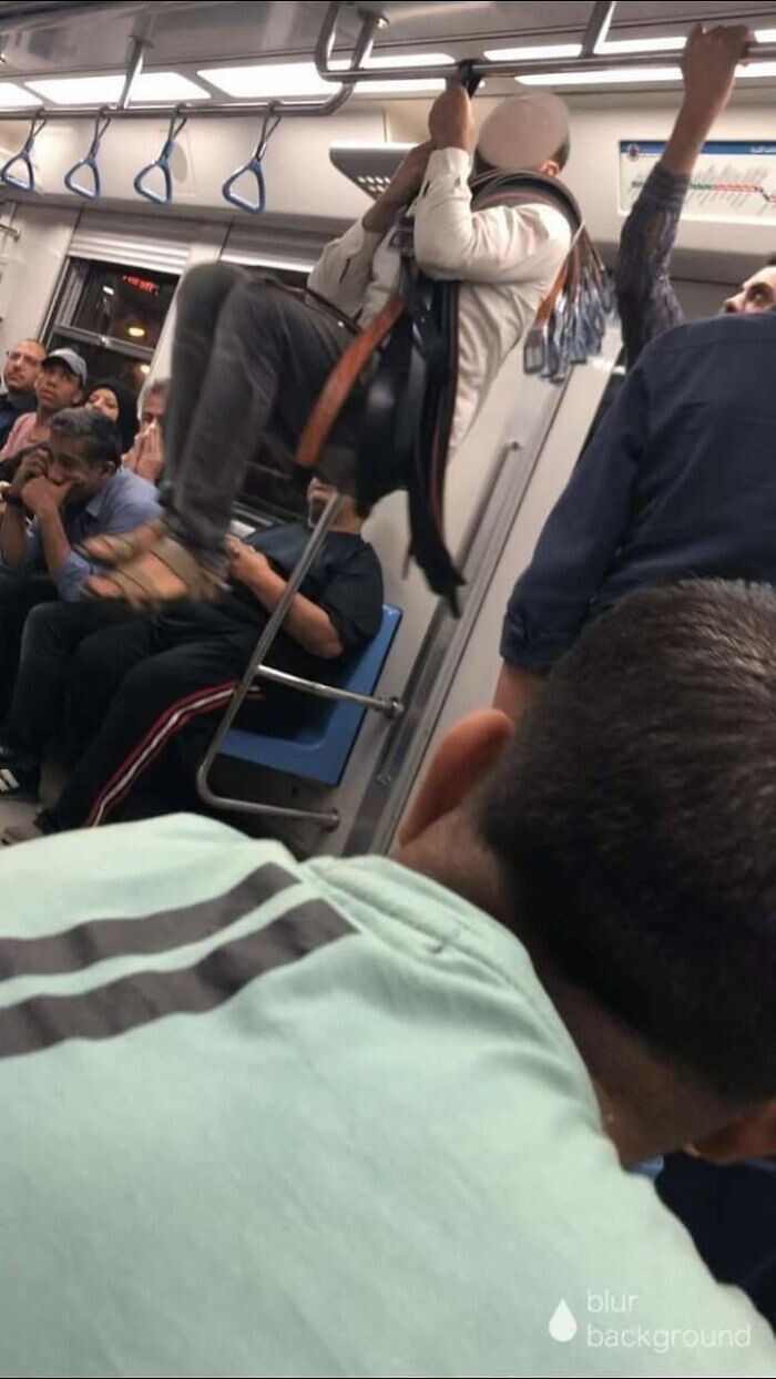 34. "Этот парень висит на ремне, чтобы показать людям, что его ремни хорошего качества. Продавцы в египетском метро — это что-то с чем-то"