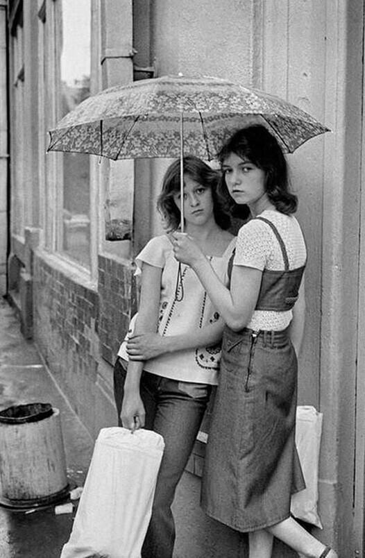 Девушки под зонтиком