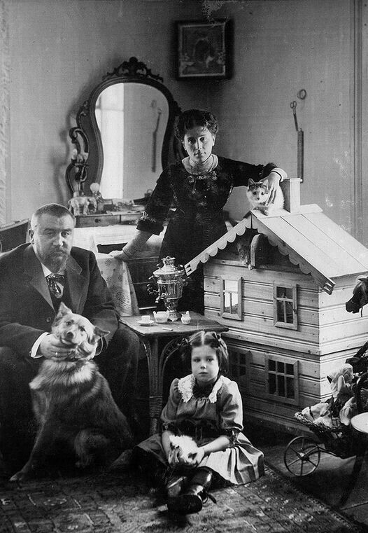 Александр Куприн с женой Елизаветой и дочерью Ксенией в их доме в Гатчиине. Ок. 1911 года