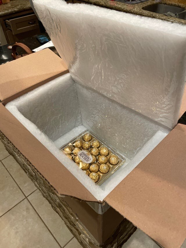 Эту коробку можно было наполнить до самого верха конфетами, но нет.