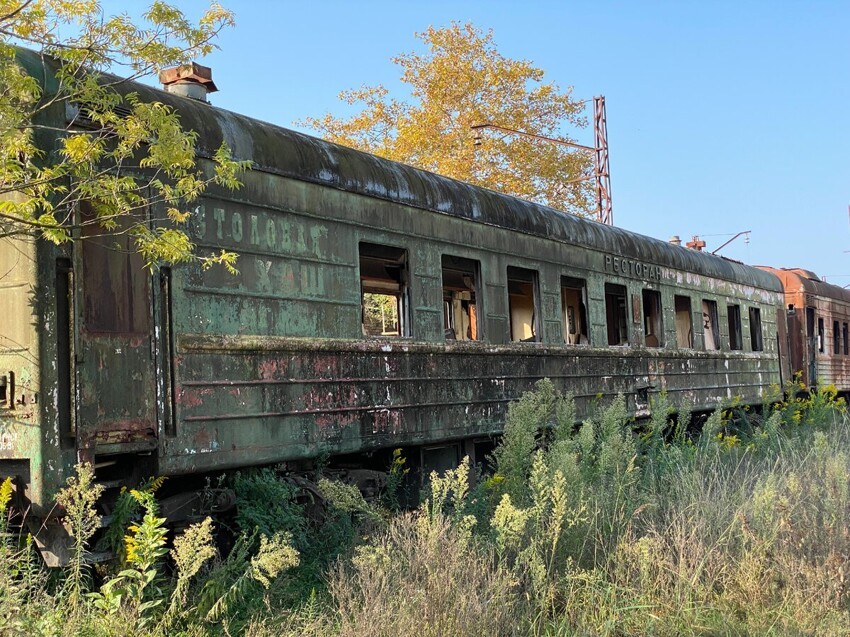"Кладбище" распотрошённых локомотивов и советских поездов в полузаброшенном абхазском депо