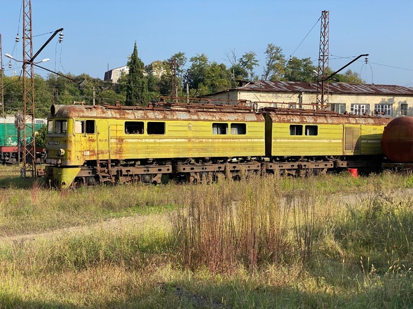 "Кладбище" распотрошённых локомотивов и советских поездов в полузаброшенном абхазском депо