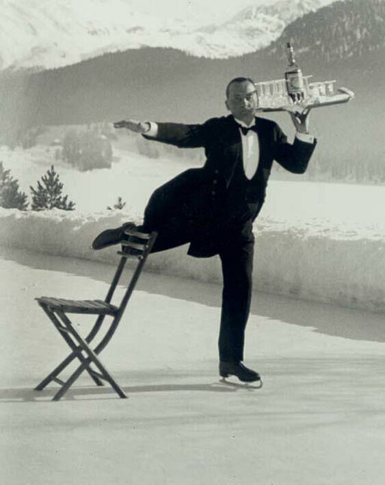 Официант на коньках подаёт коньяк в Grand Hotel, Санкт-Мориц, Швейцария, 1932