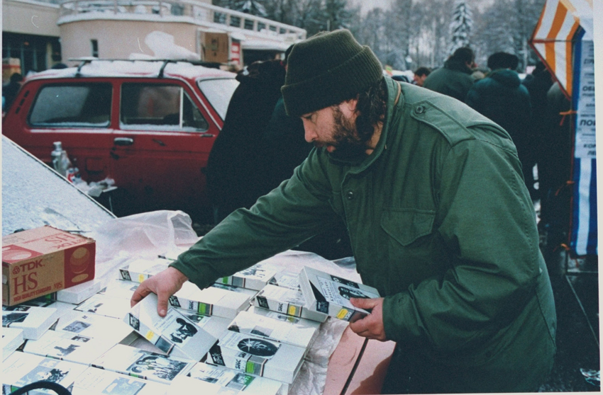 Экономика 1990 х. Горбушка Москва рынок 90е. Горбушка рынок 90-е. Горбушка рынок в Москве 90. Горбушка рынок в Москве в 90х.