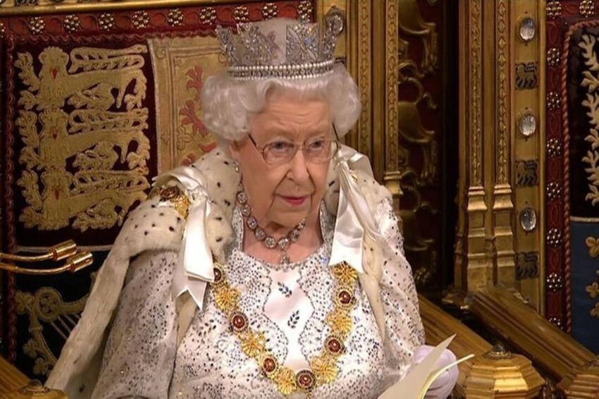 Корону - королеве! Елизавета II заразилась коронавирусной инфекцией