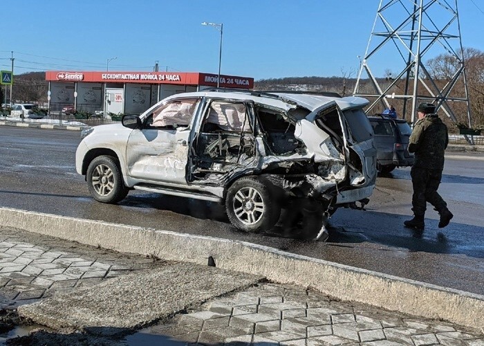 В Белгородской области бензовоз из военной колонны протаранил внедорожник