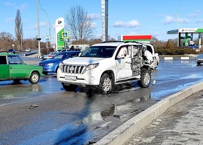 В Белгородской области бензовоз из военной колонны протаранил внедорожник