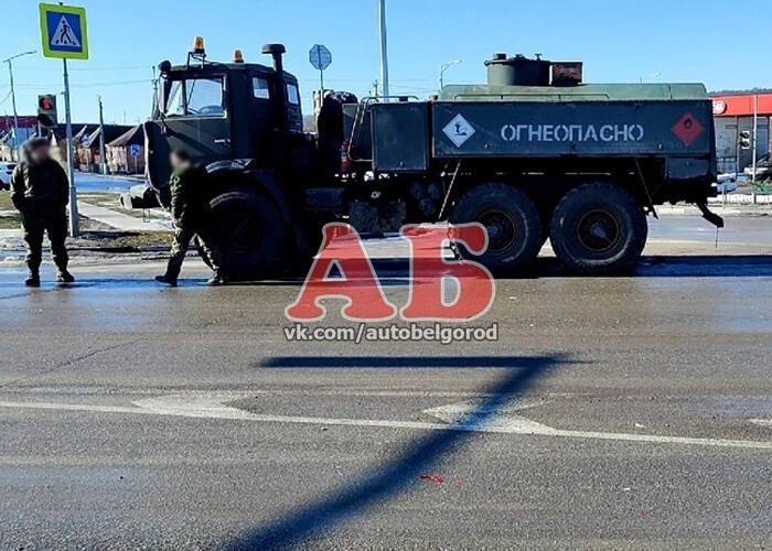 В Белгородской области бензовоз из военной колонны протаранил внедорожник