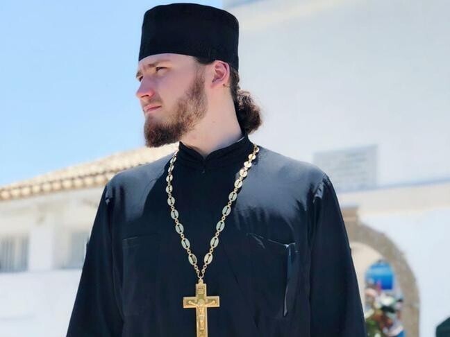 Московский священник увидел, что его попугай молится