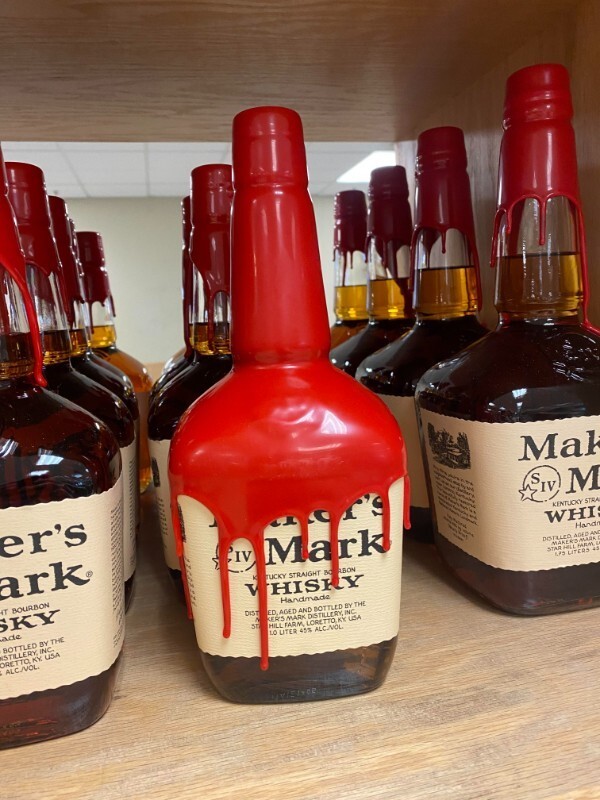 7. "Перебор с "воском" на бутылке виски Maker's Mark"