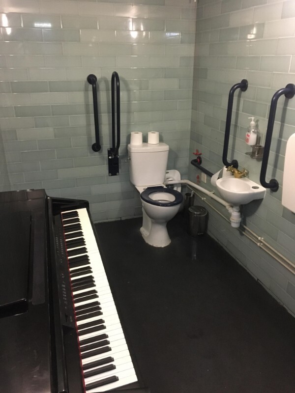 13. "В туалете ресторана стоит пианино"