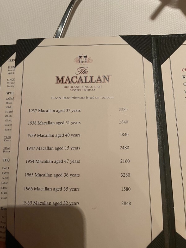 16. "Изысканное и редкое меню виски Macallan в стейк-хаусе, куда мы с женой пришли перед Днем святого Валентина"