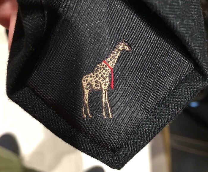 31. Крохотный жираф в галстуке с изнаночной стороны галстука