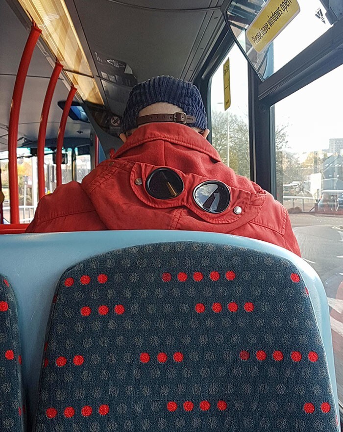 35. "В капюшон куртки этого парня встроены солнцезащитные очки"